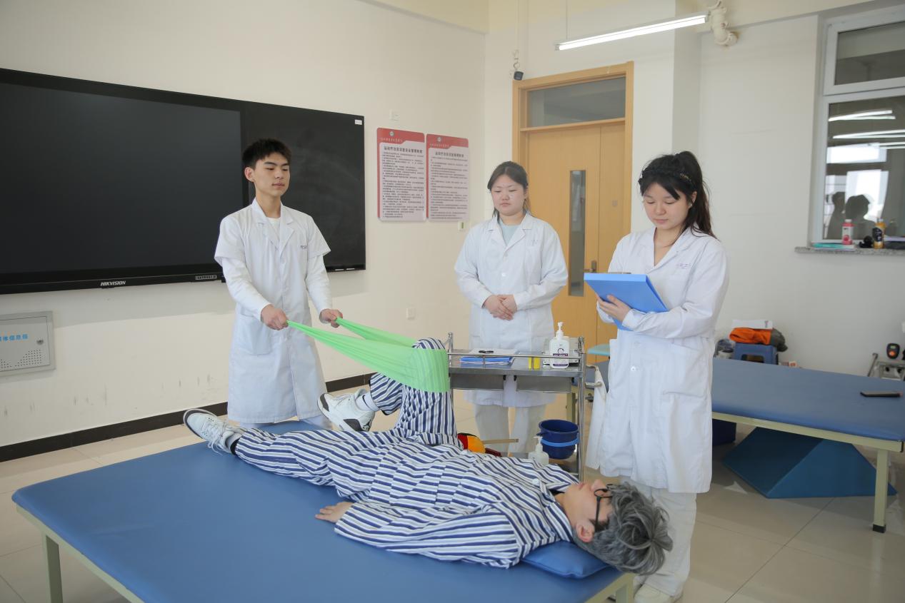 打造“AI+中医康复”特色专业 培养智慧健康守护者