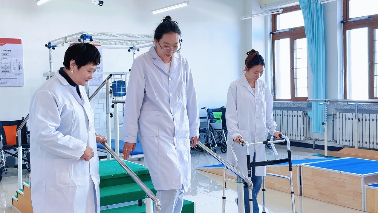 打造“AI+中医康复”特色专业 培养智慧健康守护者