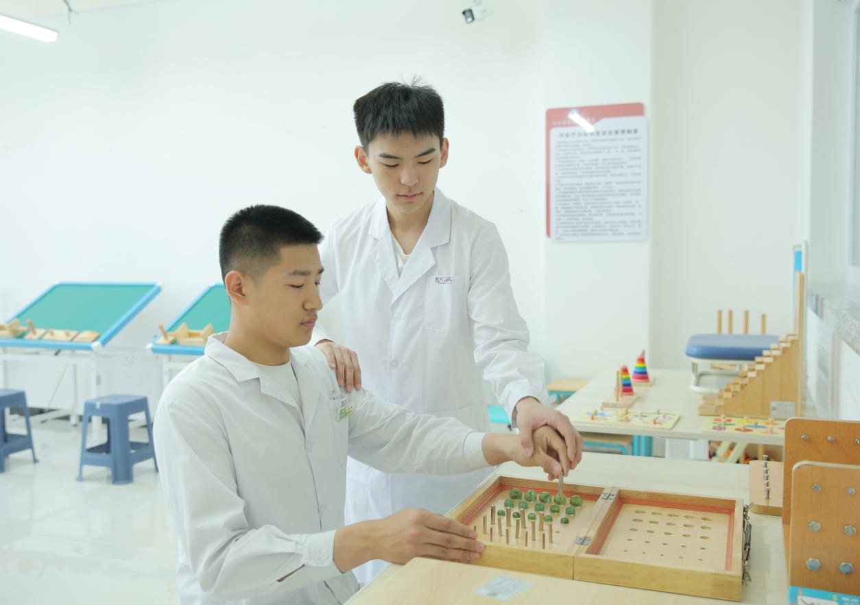 打造“AI+中医康复”特色专业 培养智慧健康守护者